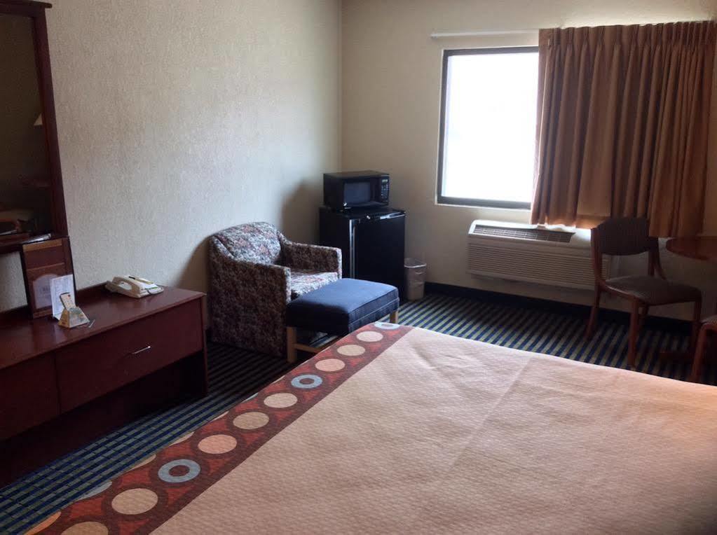 Super 8 By Wyndham Marshalltown Exterior photo